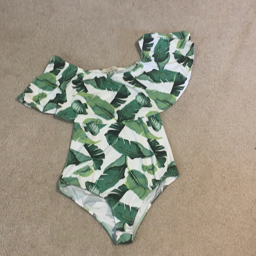 🌴Adorable bodysuit size medium🌴